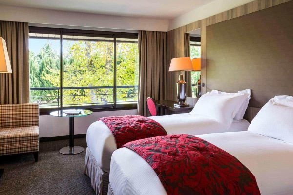 Golf-du-Medoc-Resort-Bordeaux-MGallery-Chmabres-lit-vue-parcours-de-golf-